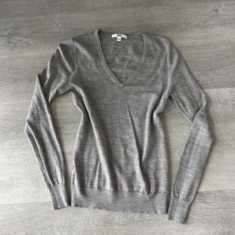 Uniqlo 100% Wool Grey V-Neck Women's Sweater Knit